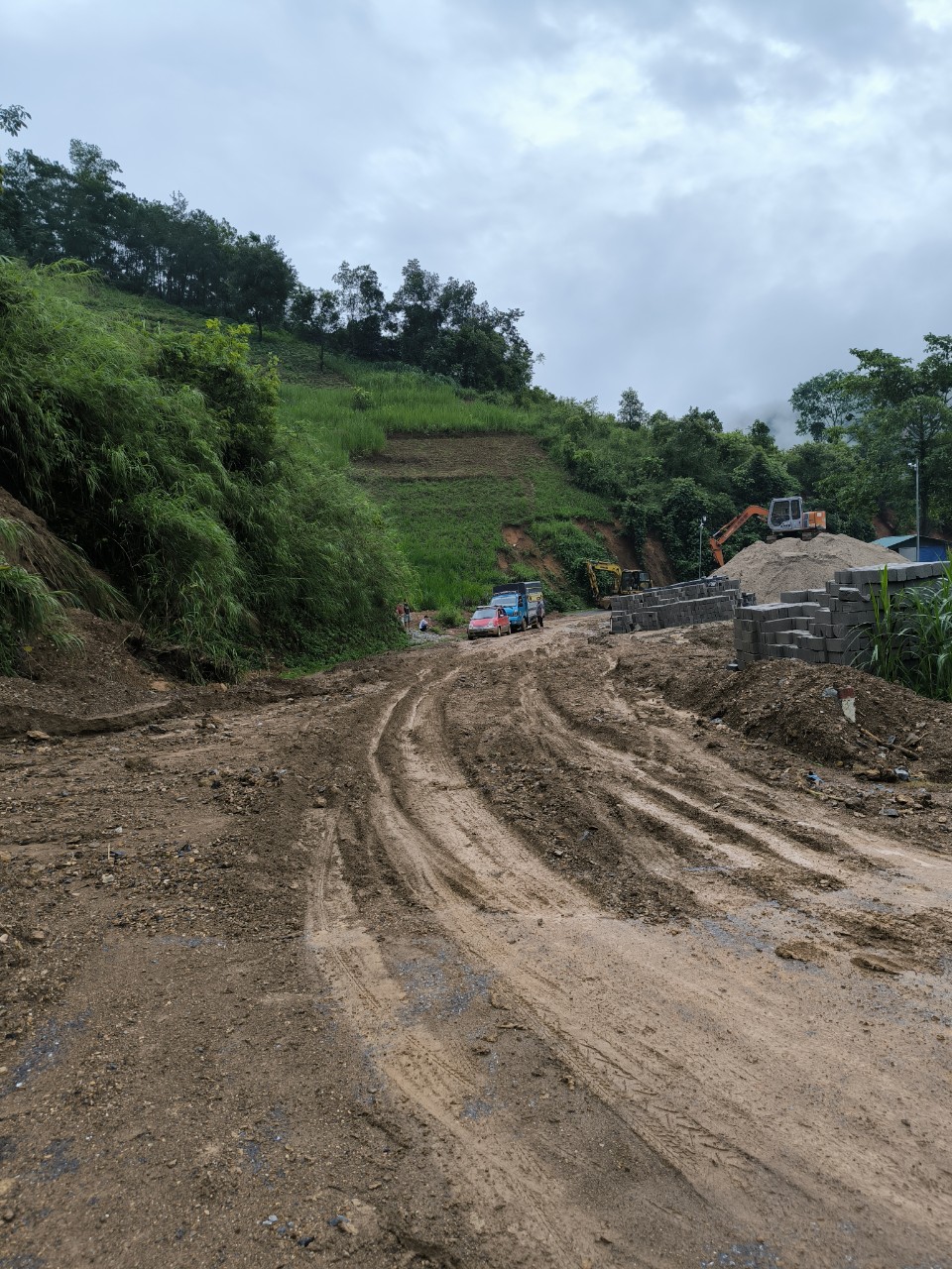 Hà Giang: Mưa lớn gây sạt lở, chia cắt nhiều tuyến đường- Ảnh 2.