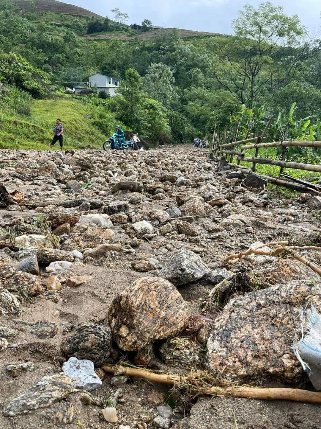 Hà Giang: Mưa lớn gây sạt lở, chia cắt nhiều tuyến đường- Ảnh 3.