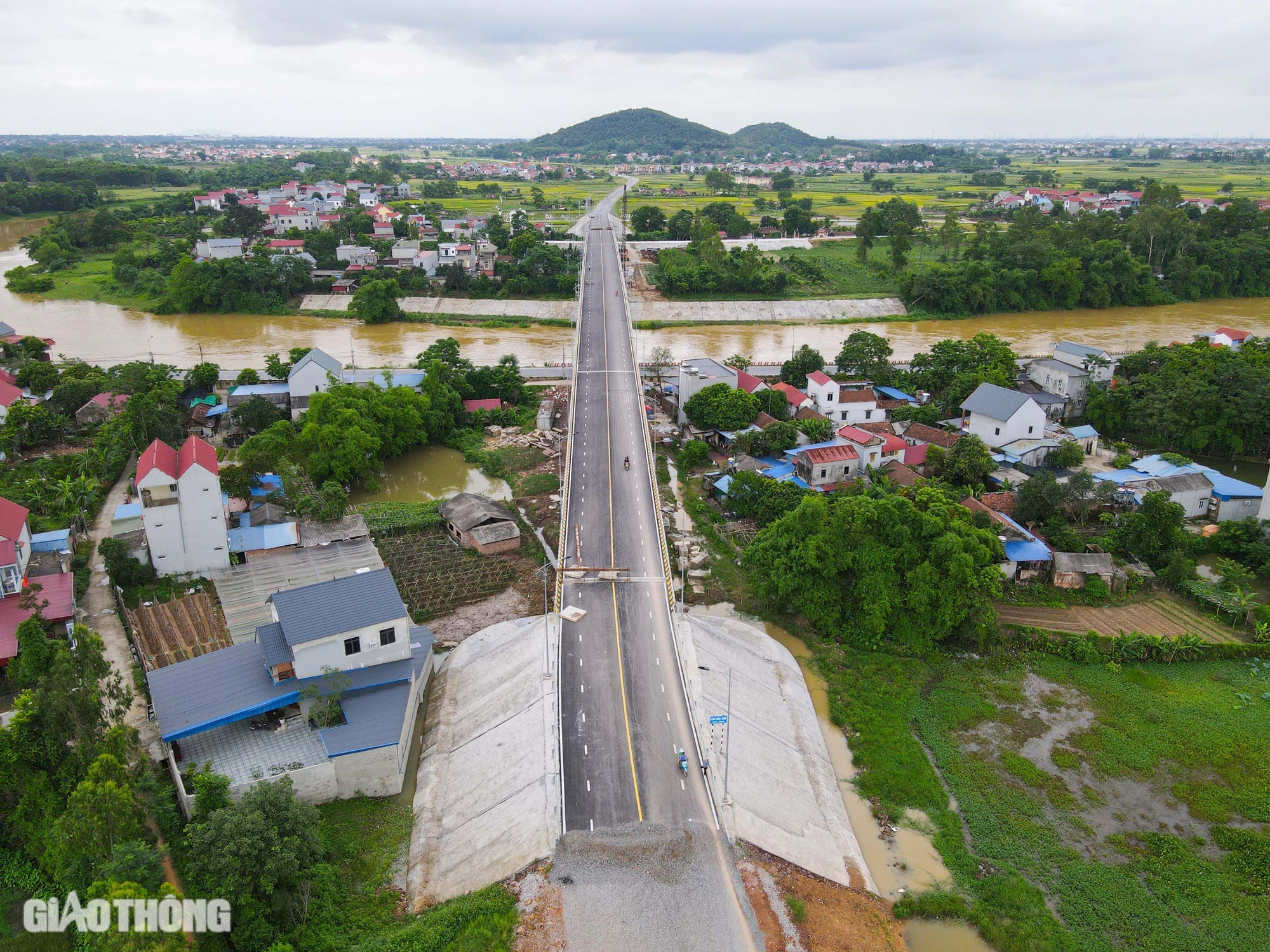 Cầu 540 tỷ nối Bắc Giang, Thái Nguyên, Vĩnh Phúc chưa thể sử dụng vì vướng 20 cột điện- Ảnh 1.