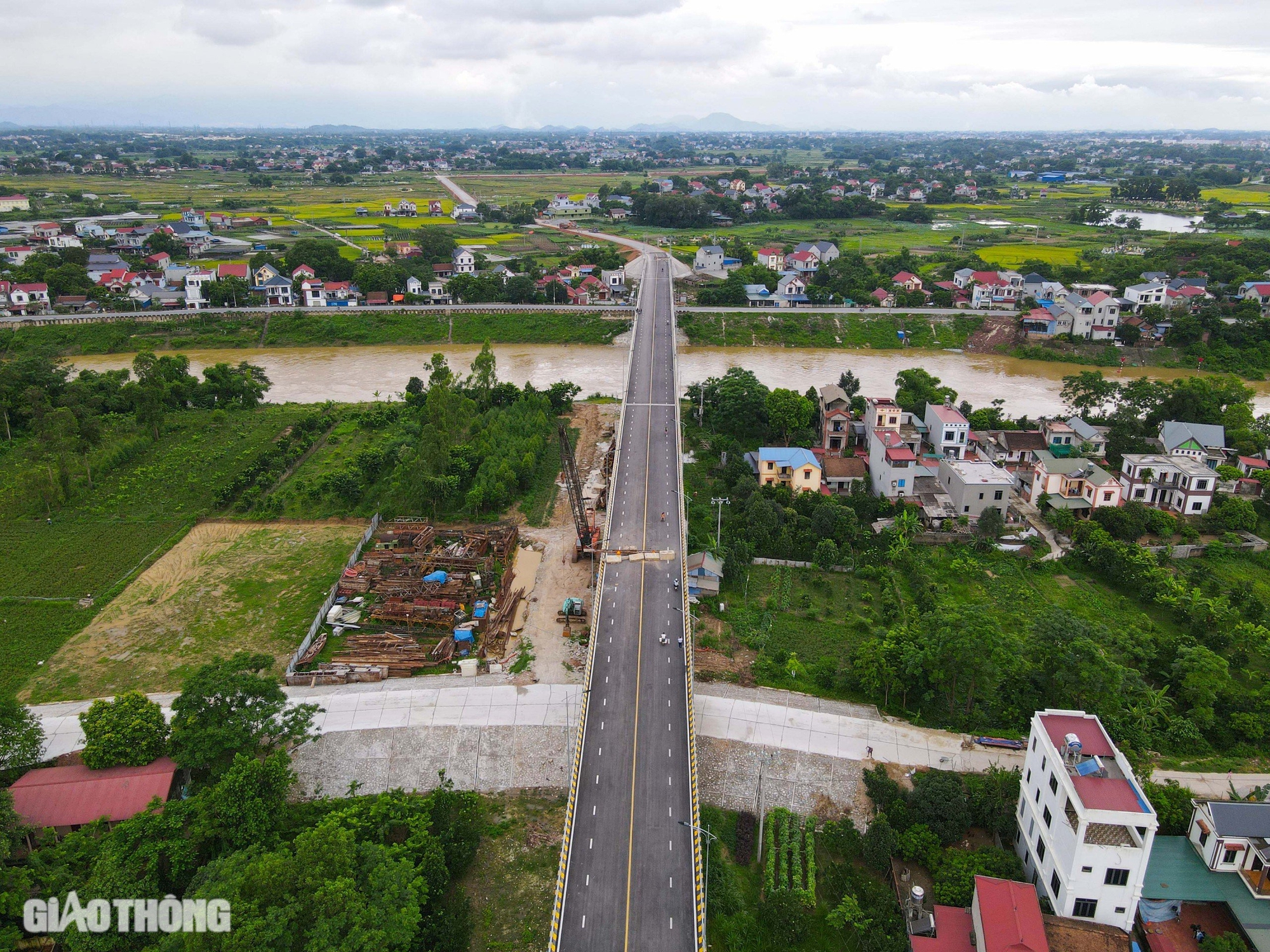 Cầu 540 tỷ nối Bắc Giang, Thái Nguyên, Vĩnh Phúc chưa thể sử dụng vì vướng 20 cột điện- Ảnh 3.