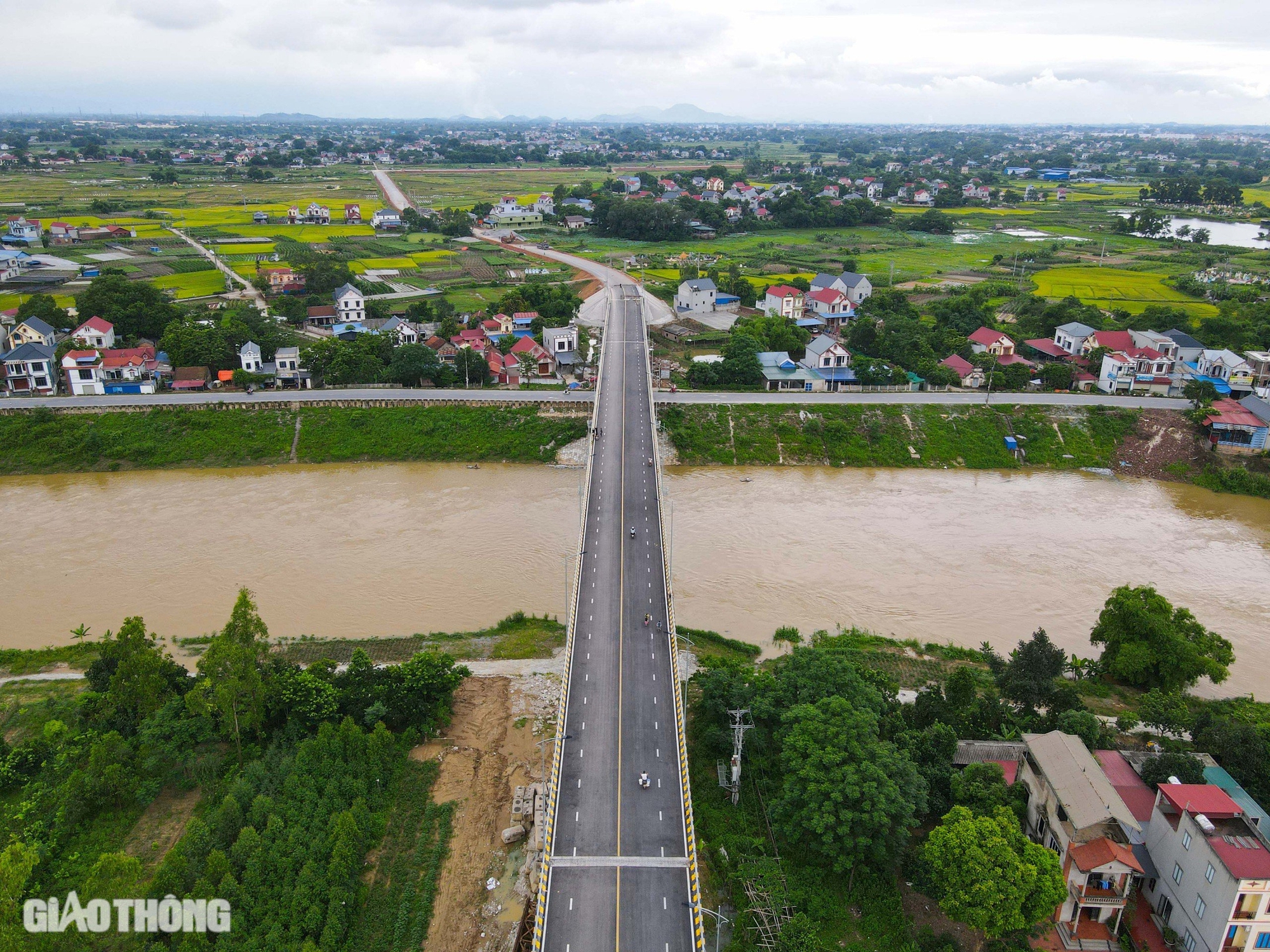 Cầu 540 tỷ nối Bắc Giang, Thái Nguyên, Vĩnh Phúc chưa thể sử dụng vì vướng 20 cột điện- Ảnh 2.