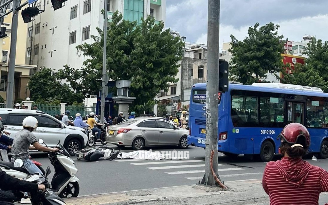 TP.HCM: Xe buýt va chạm xe máy, người phụ nữ bị cán tử vong- Ảnh 1.