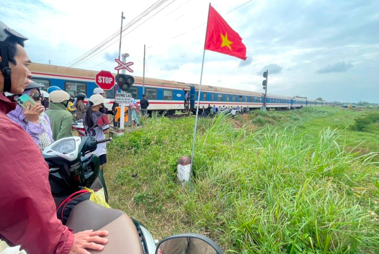 Nằm trên đường ray, nam thanh niên bị tàu tông tử vong- Ảnh 1.