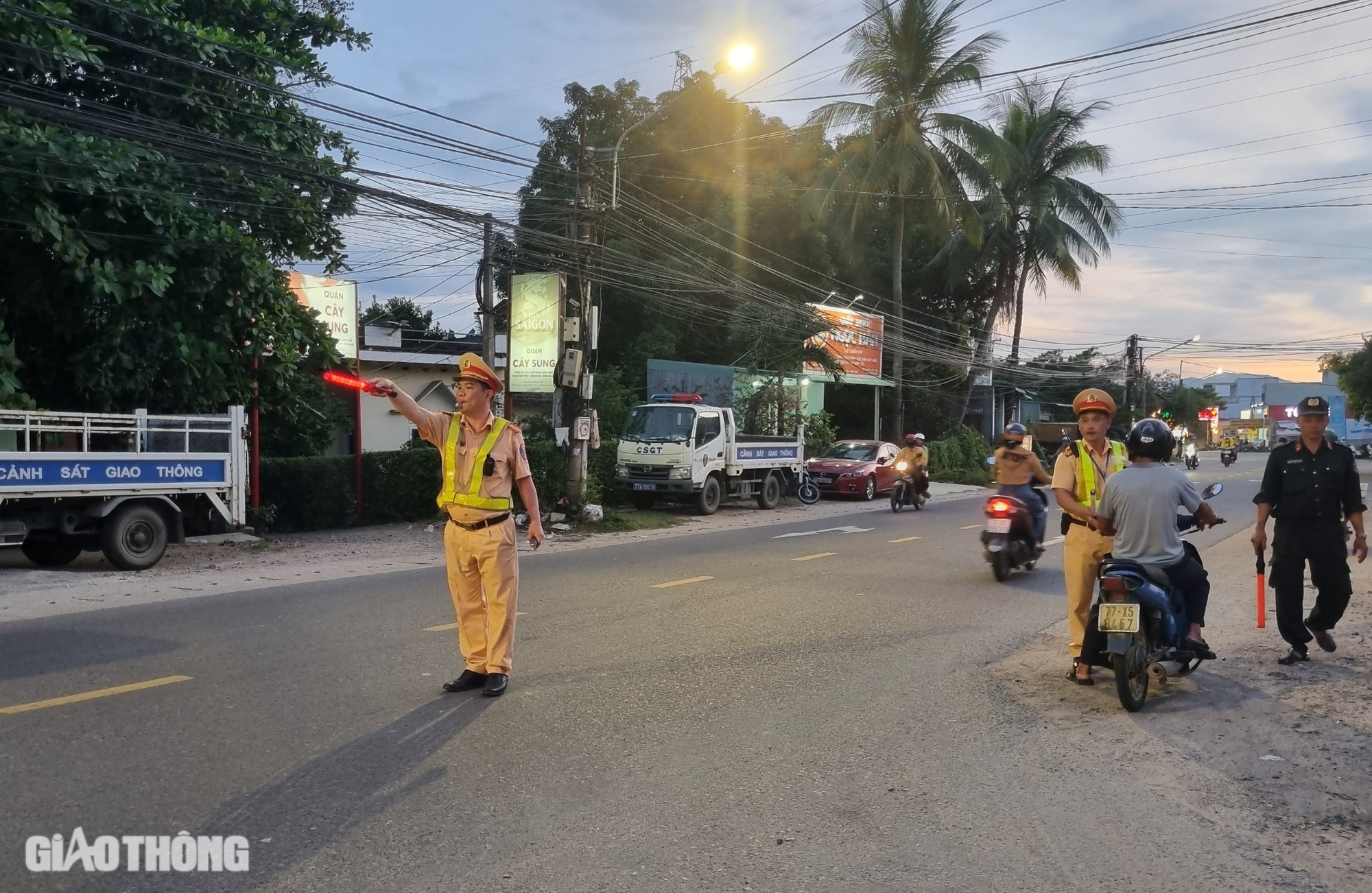 3 người uống 1 lít rượu, người đàn ông dính nồng độ cồn kịch khung- Ảnh 2.