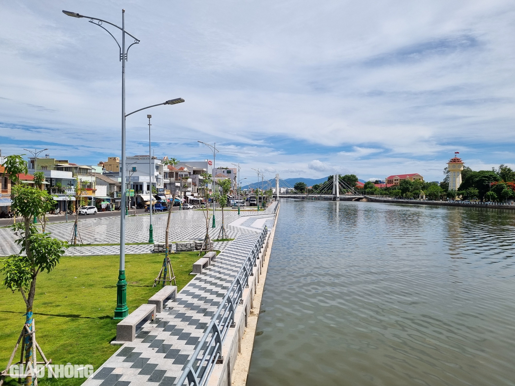 Người dân ngỡ ngàng với diện mạo mới của bờ sông Cà Ty giữa thành phố biển Phan Thiết- Ảnh 1.