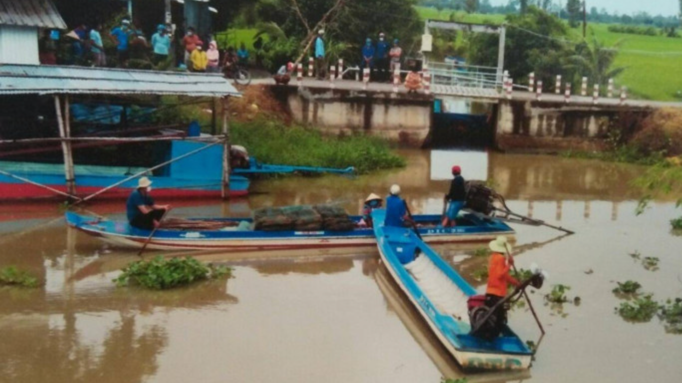 Vỏ lãi va chạm với sà lan trên sông Trẹm, bé gái 5 tuổi tử vong- Ảnh 1.