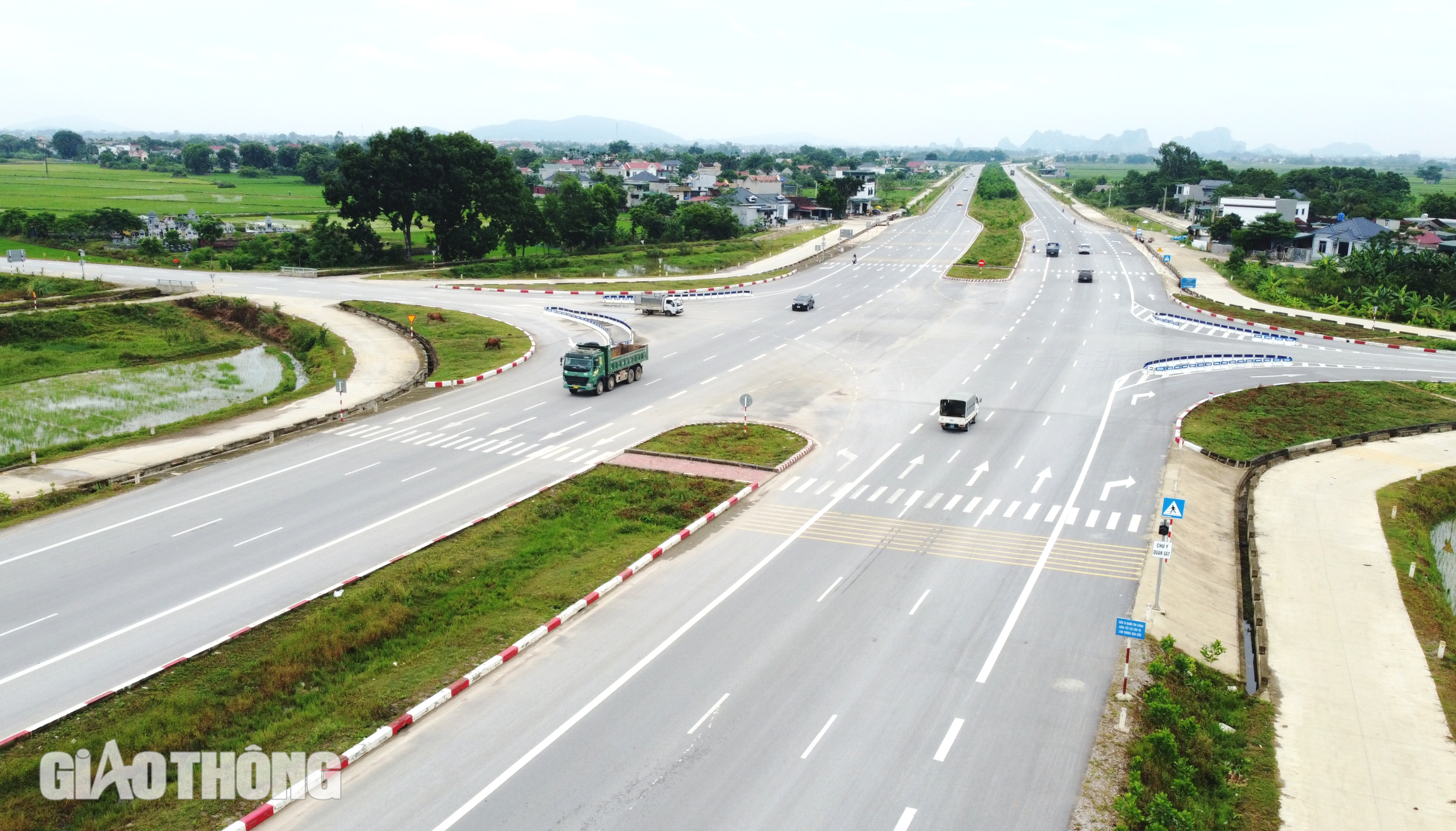 Ngắm tuyến đường nghìn tỷ ở Thanh Hóa "đẹp như tranh vẽ"- Ảnh 20.