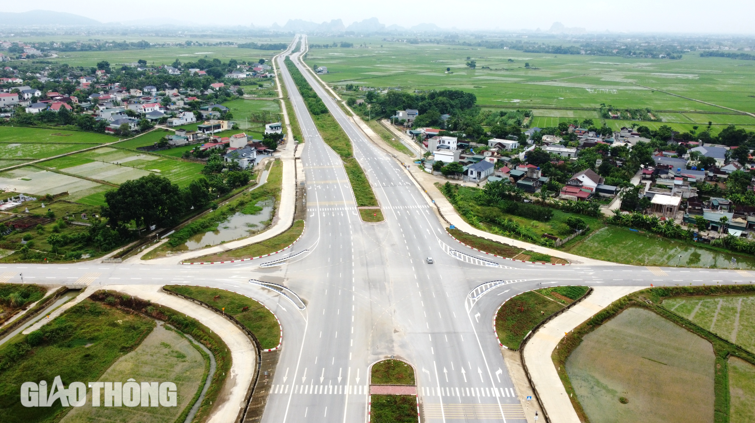 Ngắm tuyến đường nghìn tỷ ở Thanh Hóa "đẹp như tranh vẽ"- Ảnh 9.