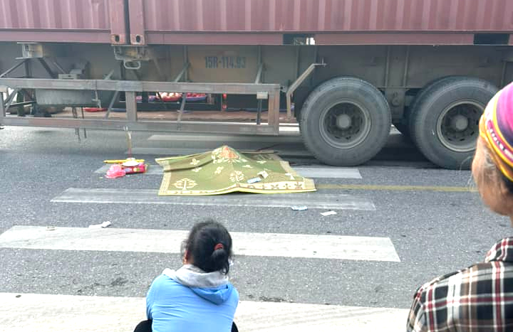 Tài xế xe tải mở cửa khiến người đi xe máy ngã ra đường bị xe container cán tử vong- Ảnh 1.