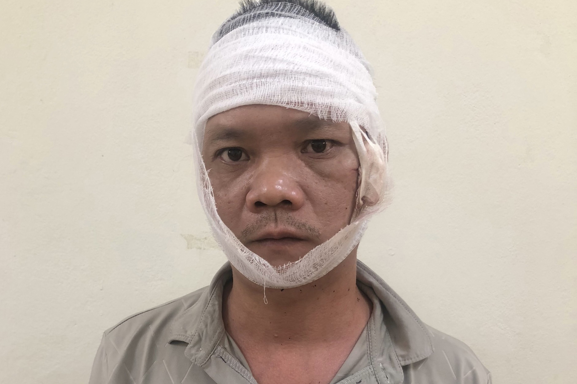 Vụ truy sát bố và anh trai ở Hà Nội: Nghi phạm cố thủ trong nhà nhiều giờ- Ảnh 1.