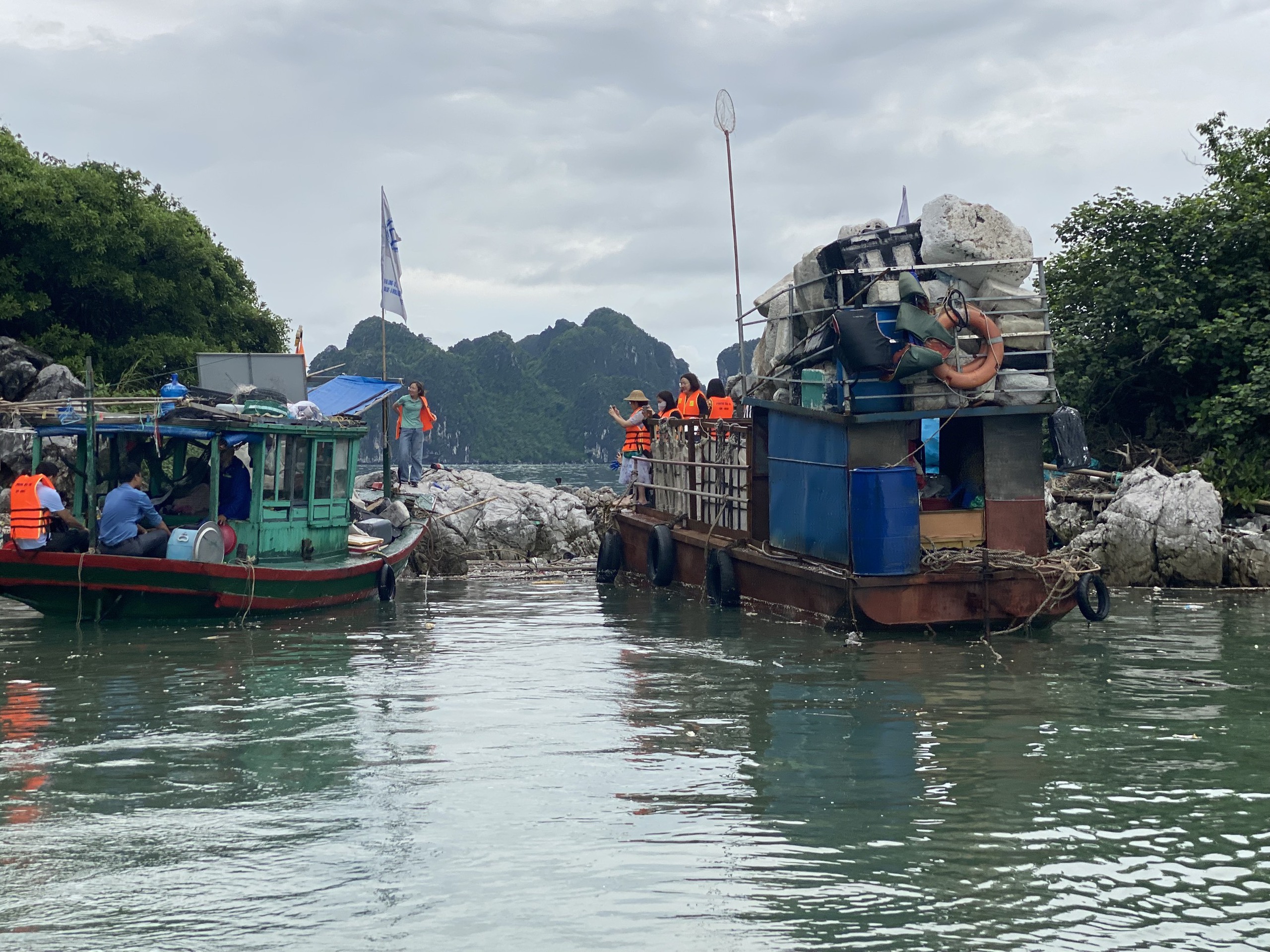 Một buổi dọn rác của những phóng viên, nhà báo trên vịnh Hạ Long- Ảnh 4.