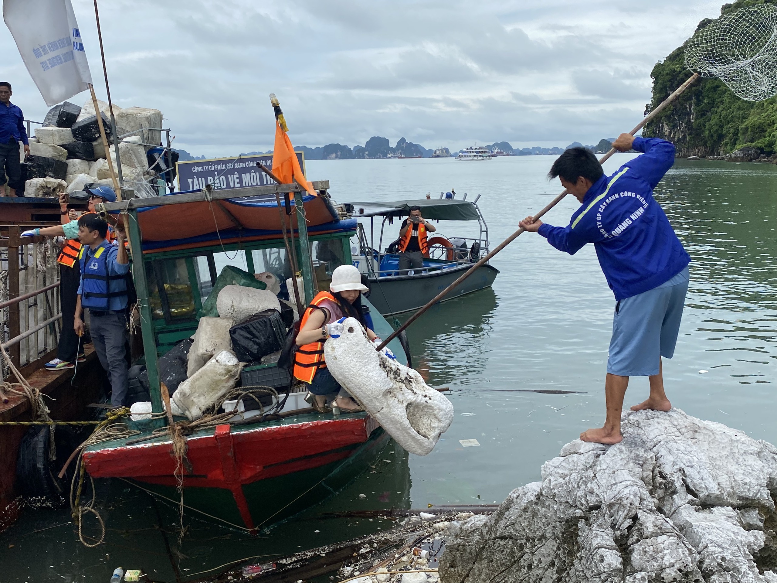 Một buổi dọn rác của những phóng viên, nhà báo trên vịnh Hạ Long- Ảnh 2.