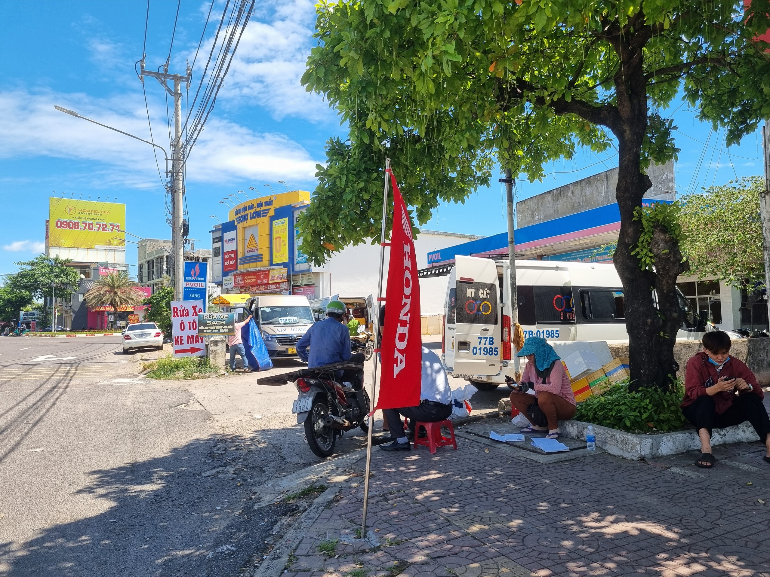 Xe khách thi nhau bỏ bến, vô tư hoạt động quanh bến xe Quy Nhơn- Ảnh 1.