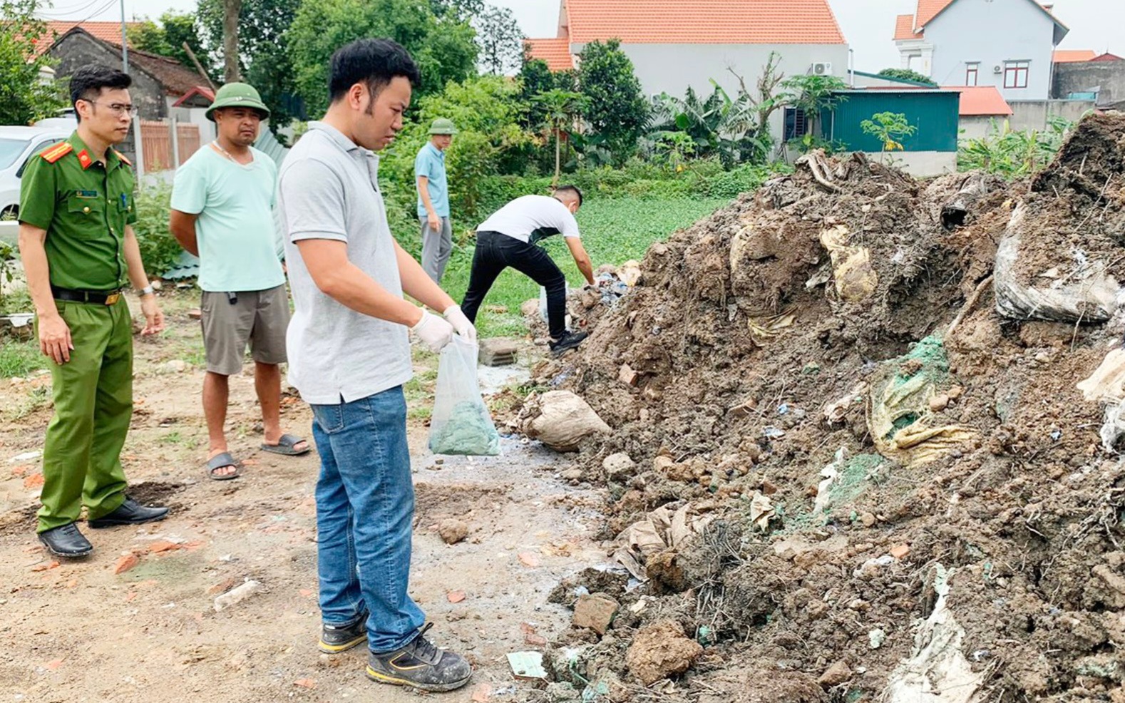 Khởi tố 3 đối tượng chôn hơn 400 tấn chất thải để san lấp ao