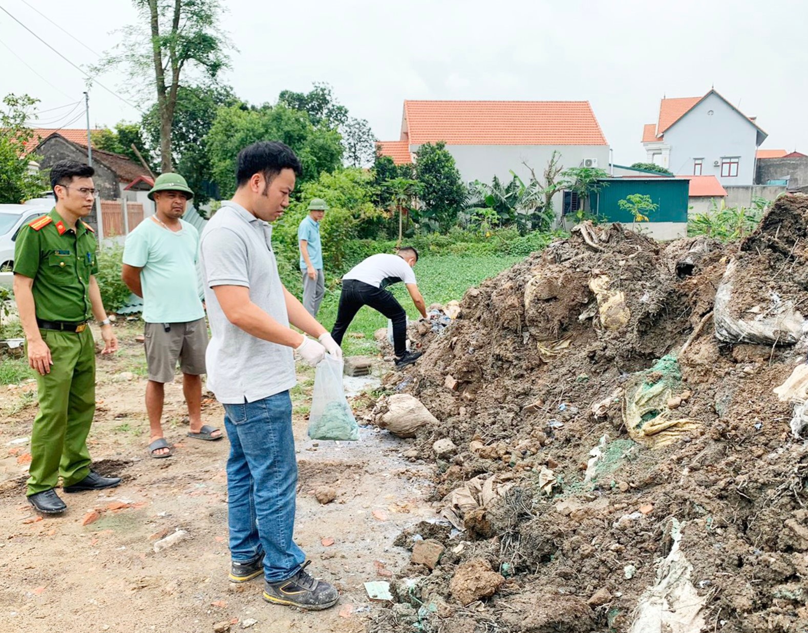 Khởi tố 3 đối tượng chôn hơn 400 tấn chất thải để san lấp ao- Ảnh 1.