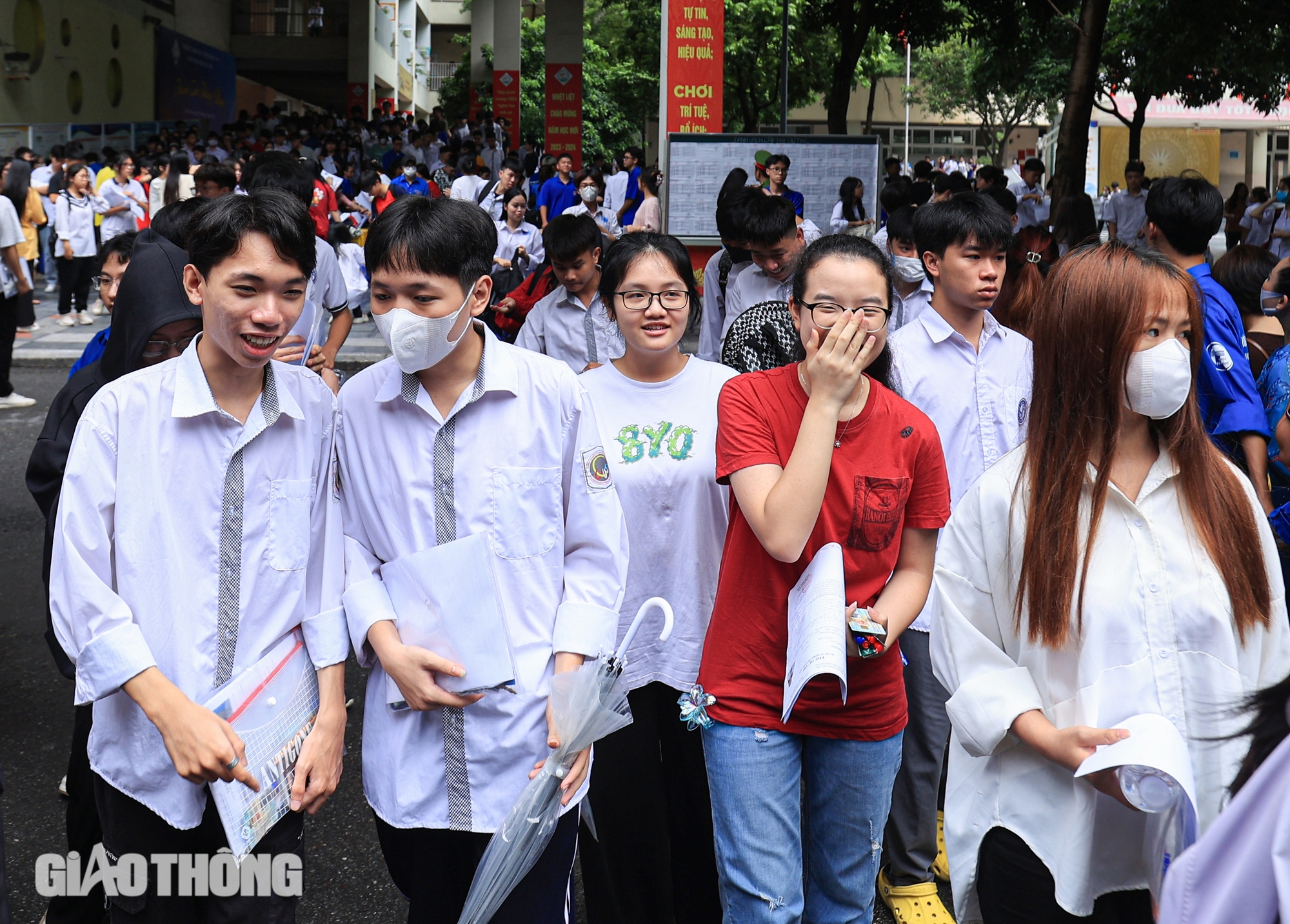 Sĩ tử Hà Nội tay bắt mặt mừng vì "trúng tủ" đề thi Ngữ văn tốt nghiệp THPT- Ảnh 1.