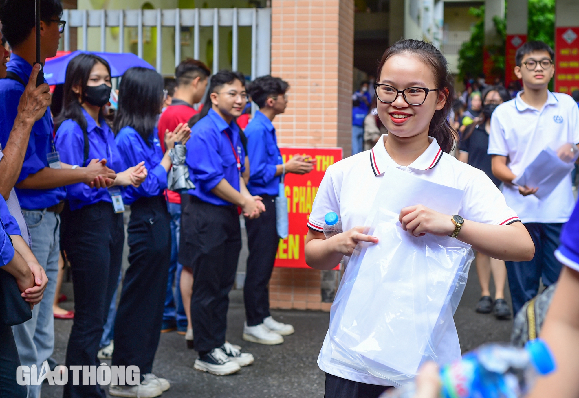 Sĩ tử Hà Nội tay bắt mặt mừng vì "trúng tủ" đề thi Ngữ văn tốt nghiệp THPT- Ảnh 2.