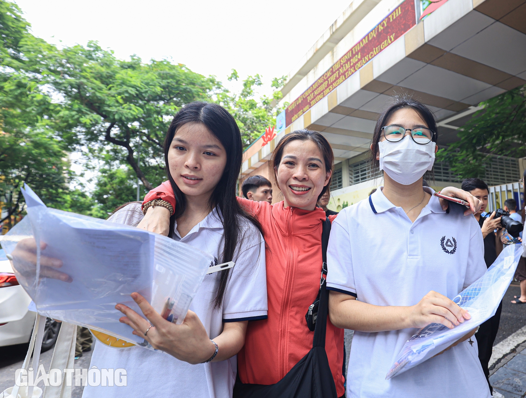 Sĩ tử Hà Nội tay bắt mặt mừng vì "trúng tủ" đề thi Ngữ văn tốt nghiệp THPT- Ảnh 6.