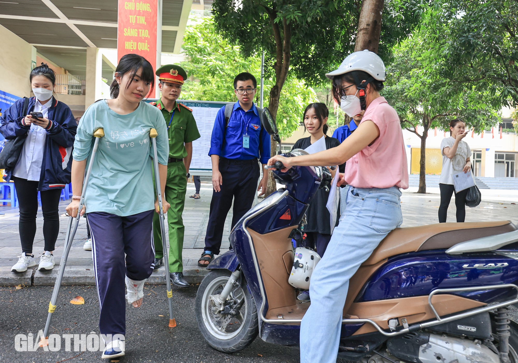 Sĩ tử Hà Nội tay bắt mặt mừng vì "trúng tủ" đề thi Ngữ văn tốt nghiệp THPT- Ảnh 8.