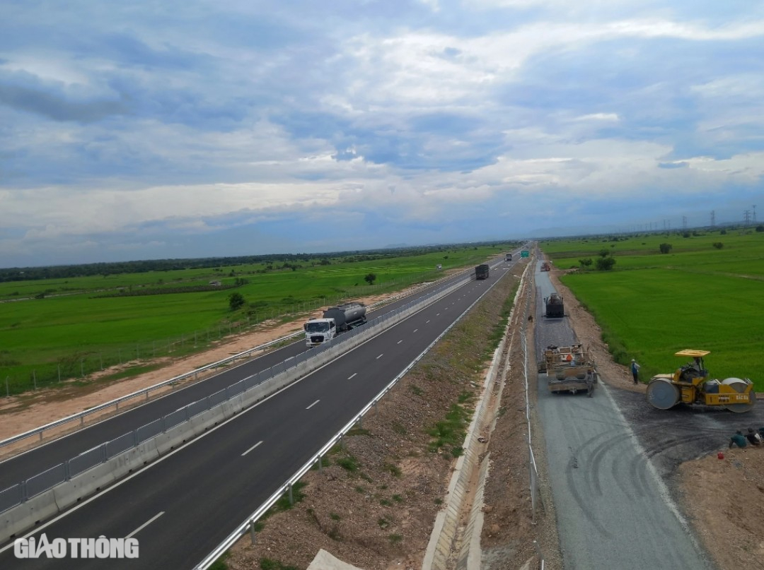 Làm bổ sung 10km đường gom dân sinh cao tốc Vĩnh Hảo - Phan Thiết- Ảnh 1.