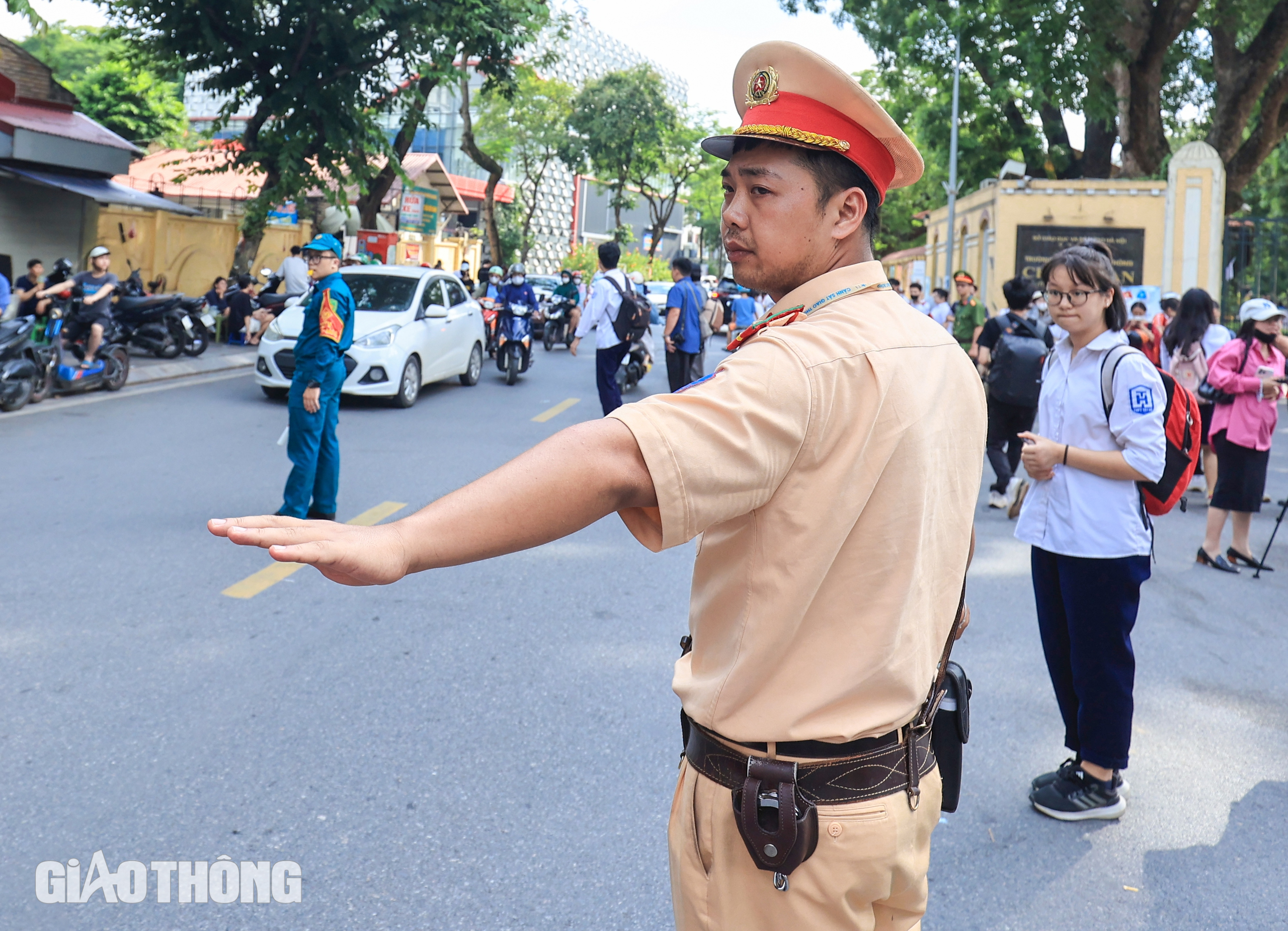 Những khoảnh khắc đáng nhớ trong kỳ thi tốt nghiệp THPT ở Hà Nội- Ảnh 18.