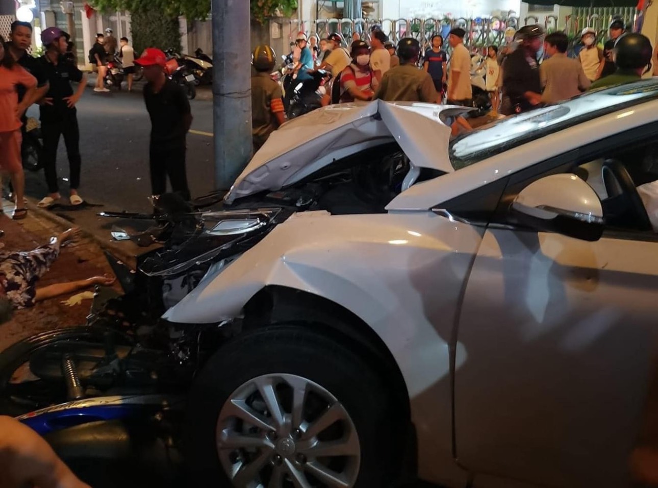 Vụ ô tô tông loạt xe máy chờ đèn đỏ, 2 người chết: Nữ tài xế có nồng độ cồn kịch khung- Ảnh 2.
