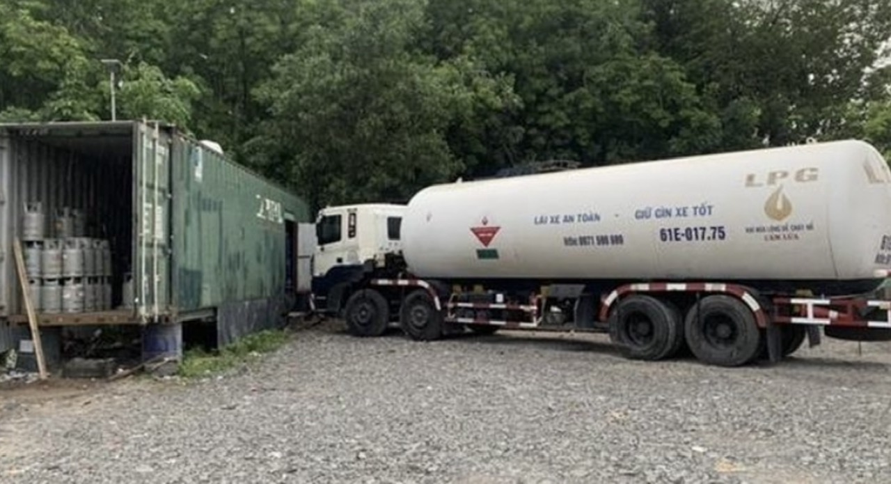 Bình Dương: Cơ sở sang chiết gas trái phép ngụy trang trong container- Ảnh 1.