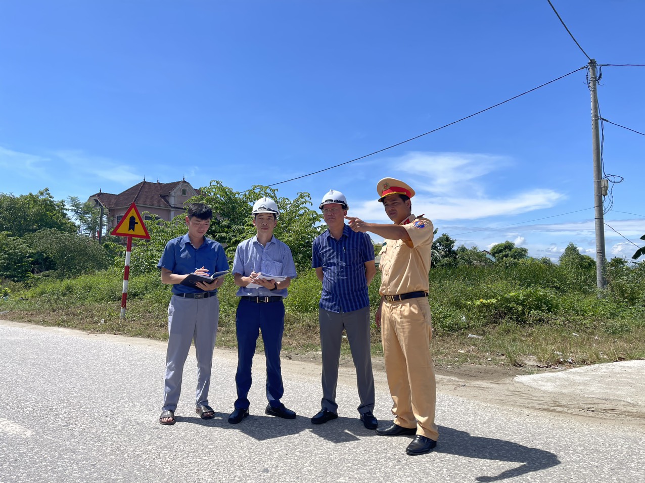 Gấp rút hoàn thiện hạng mục an toàn giao thông nút giao lên xuống cao tốc tại Bãi Vọt- Ảnh 2.