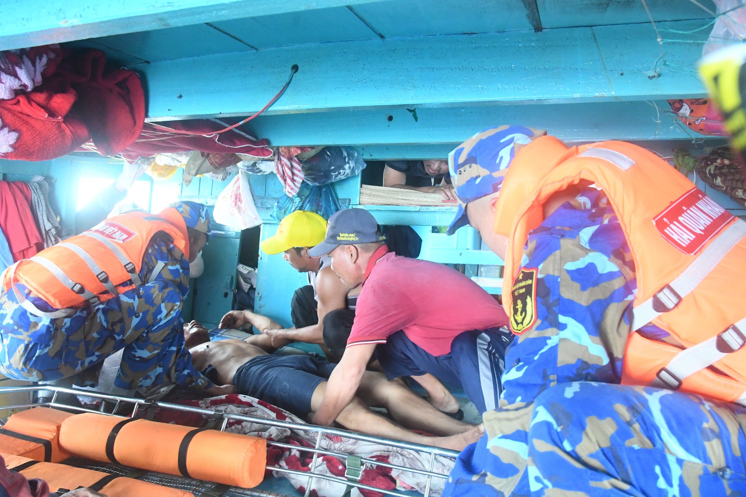Bộ đội Trường Sa cứu ngư dân tai nạn đứt lìa cánh tay phải- Ảnh 2.