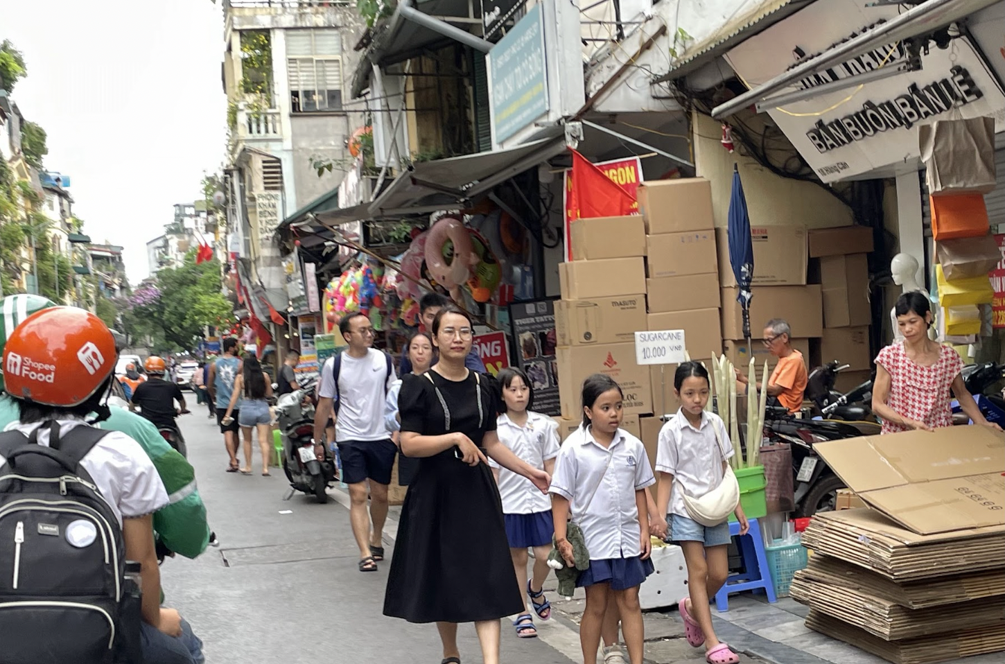 Lấn chiếm vỉa hè tràn lan, du khách bị "đẩy" xuống lòng đường- Ảnh 3.