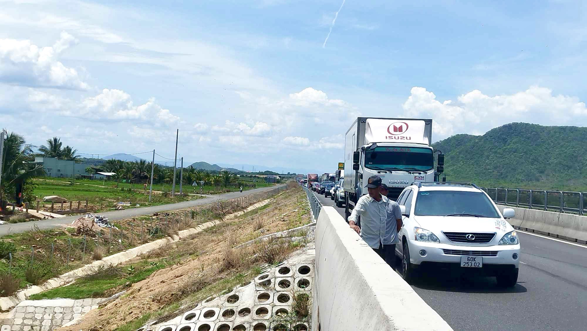 Xe tải va chạm ô tô 4 chỗ, nút giao cao tốc Vĩnh Hảo - Phan Thiết ùn tắc gần 2 giờ- Ảnh 2.