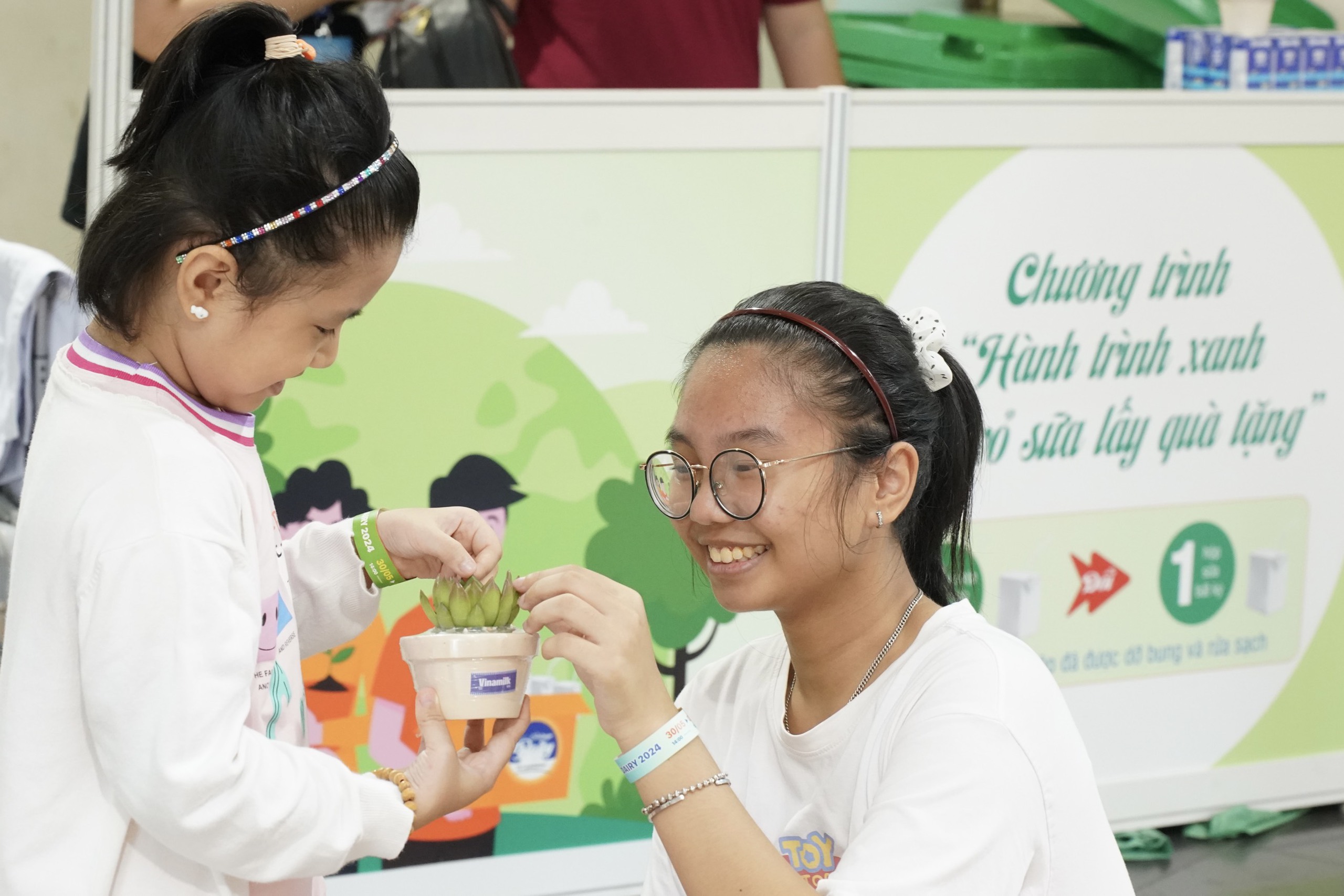 Các em nhỏ được uống sữa thỏa thích, tham gia sân chơi miễn phí và các hoạt động đổi vỏ hộp sữa lấy quà, check-in góp cây cho rừng nhân ngày 1/6.