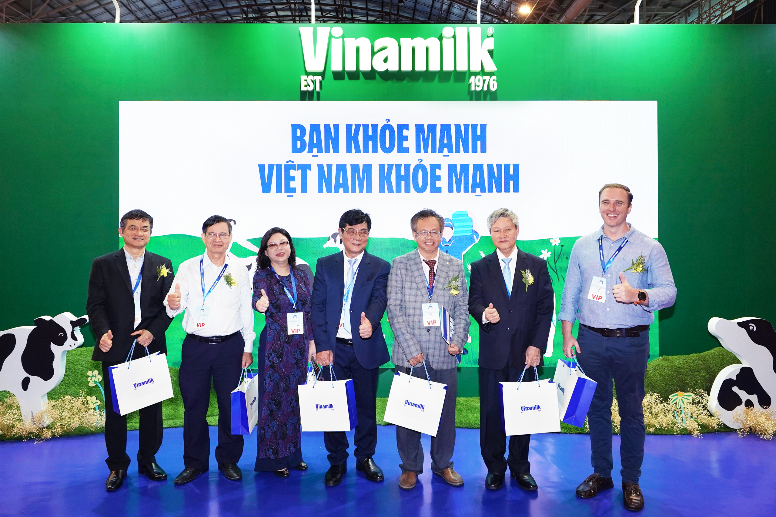 Các khách mời đến tham quan khu vực của Vinamilk tại triển lãm.