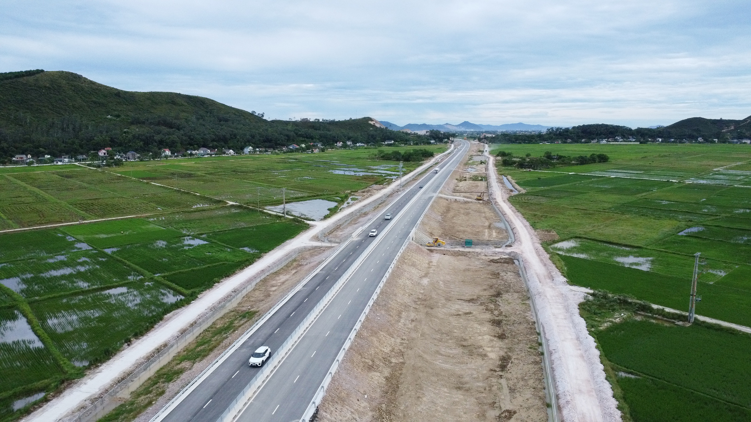 Phương tiện đi lại ra sao trong ngày cao tốc thông xe về Hà Tĩnh?- Ảnh 13.