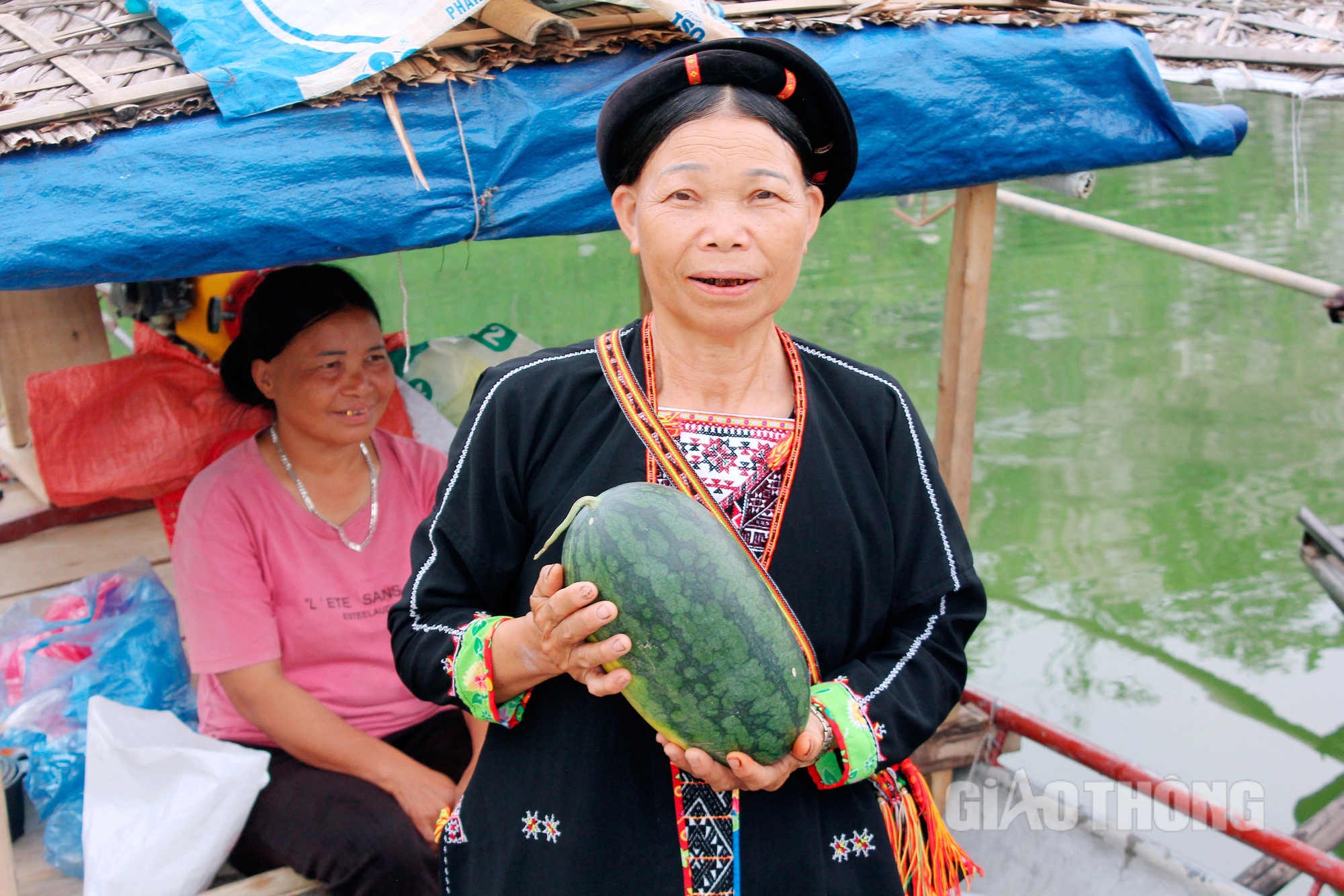 Dập dềnh thuyền nan chở đầy hoa trái trong phiên chợ nổi bên hồ Thác Bà- Ảnh 5.