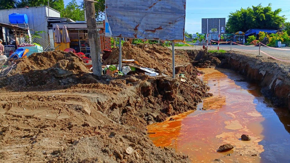 Dân đào đất trong phạm vi hành lang an toàn đường bộ ở Cà Mau: Huyện báo cáo gì?- Ảnh 1.