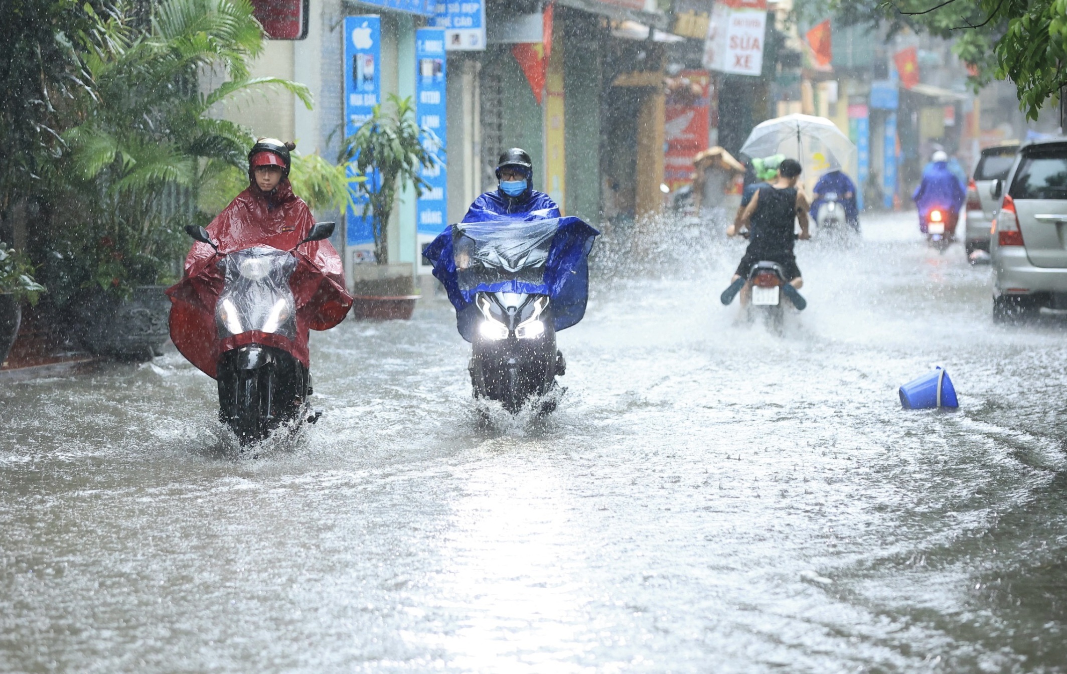 Hà Nội: Nhiều tuyến đường ngập sâu do mưa lớn, giao thông hỗn loạn giờ cao điểm sáng- Ảnh 2.