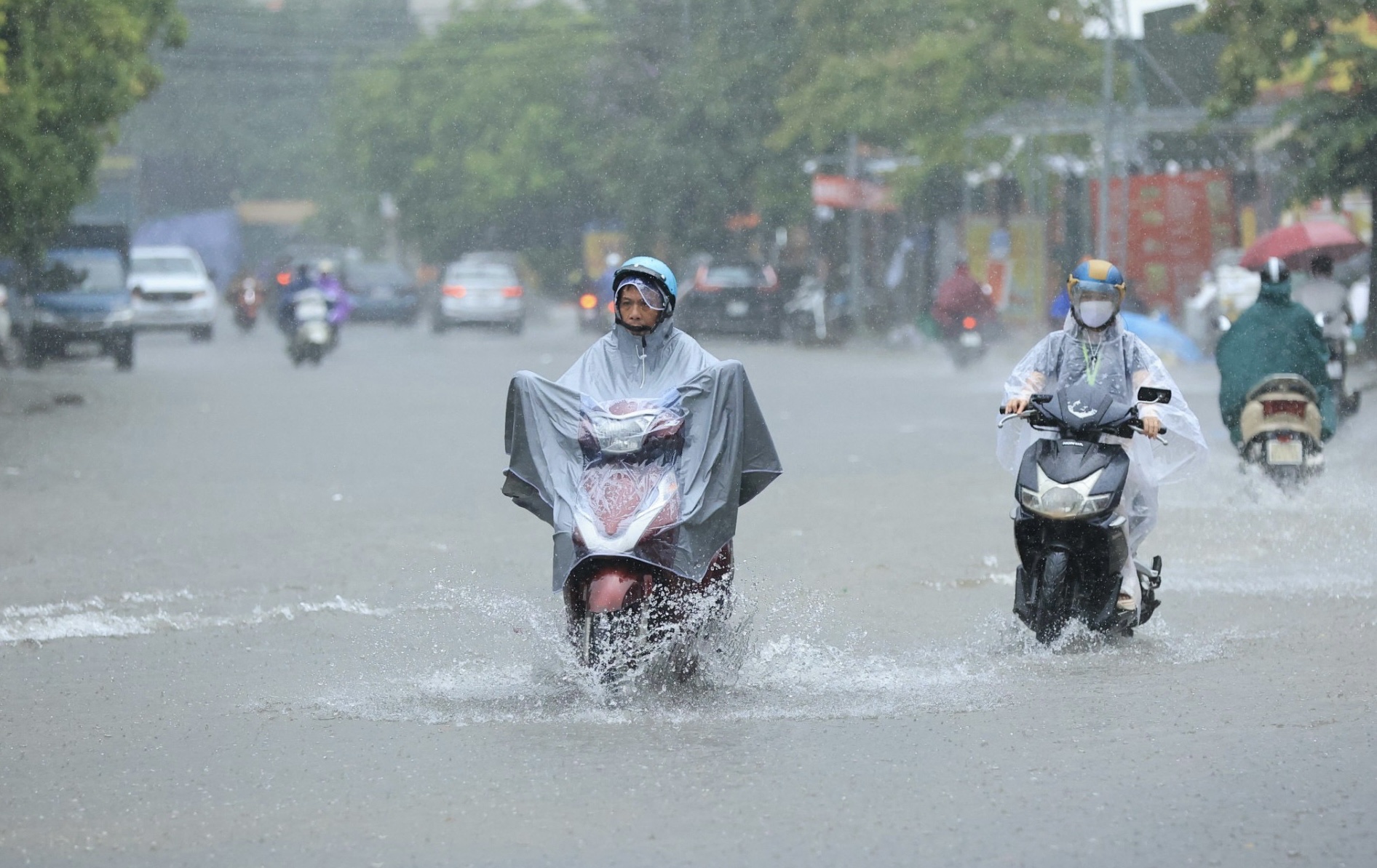 Hà Nội: Nhiều tuyến đường ngập sâu do mưa lớn, giao thông hỗn loạn giờ cao điểm sáng- Ảnh 16.