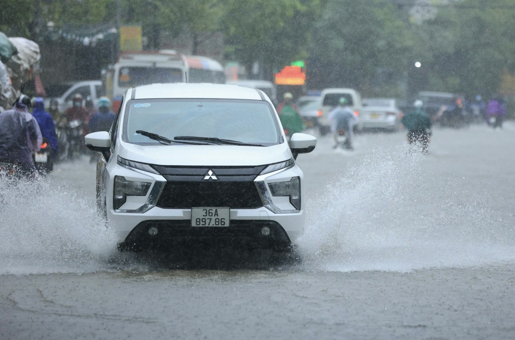 Hà Nội: Nhiều tuyến đường ngập sâu do mưa lớn, giao thông hỗn loạn giờ cao điểm sáng- Ảnh 1.