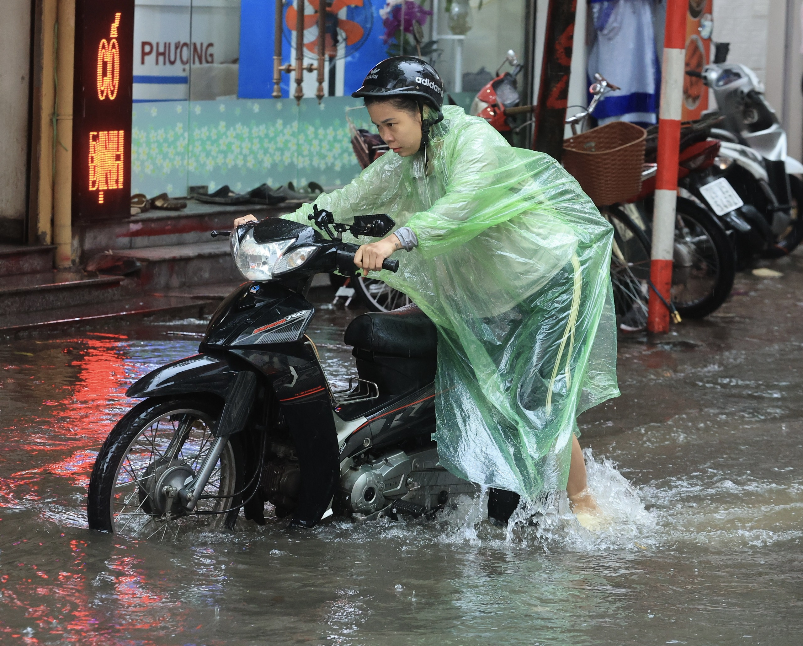 Hà Nội: Nhiều tuyến đường ngập sâu do mưa lớn, giao thông hỗn loạn giờ cao điểm sáng- Ảnh 10.