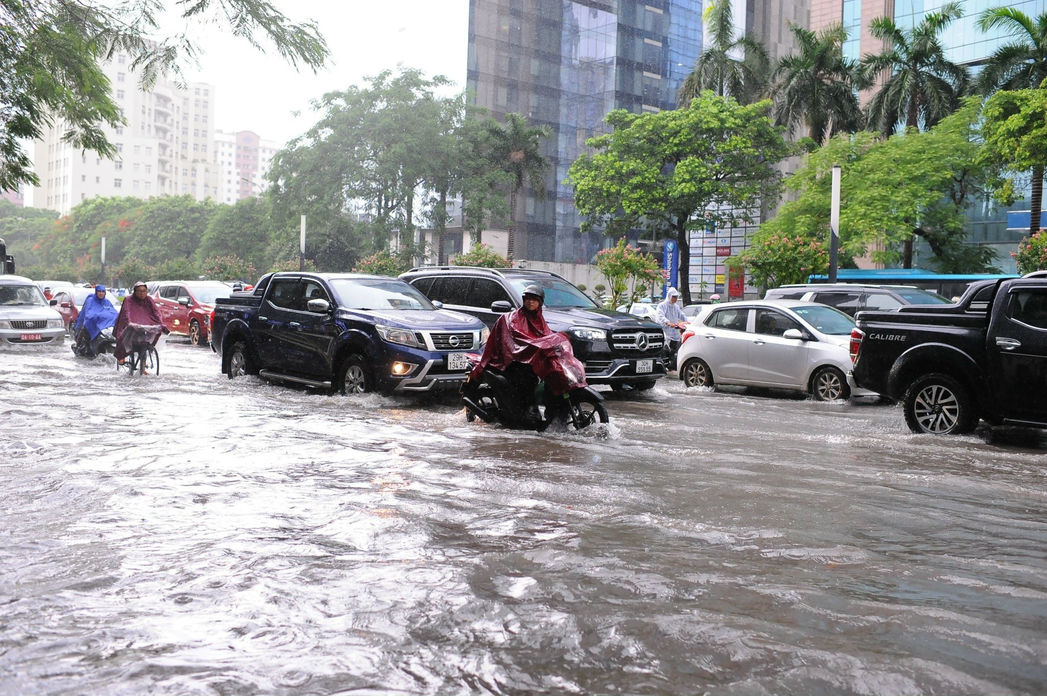 Hà Nội: Nhiều tuyến đường ngập sâu do mưa lớn, giao thông hỗn loạn giờ cao điểm sáng- Ảnh 15.