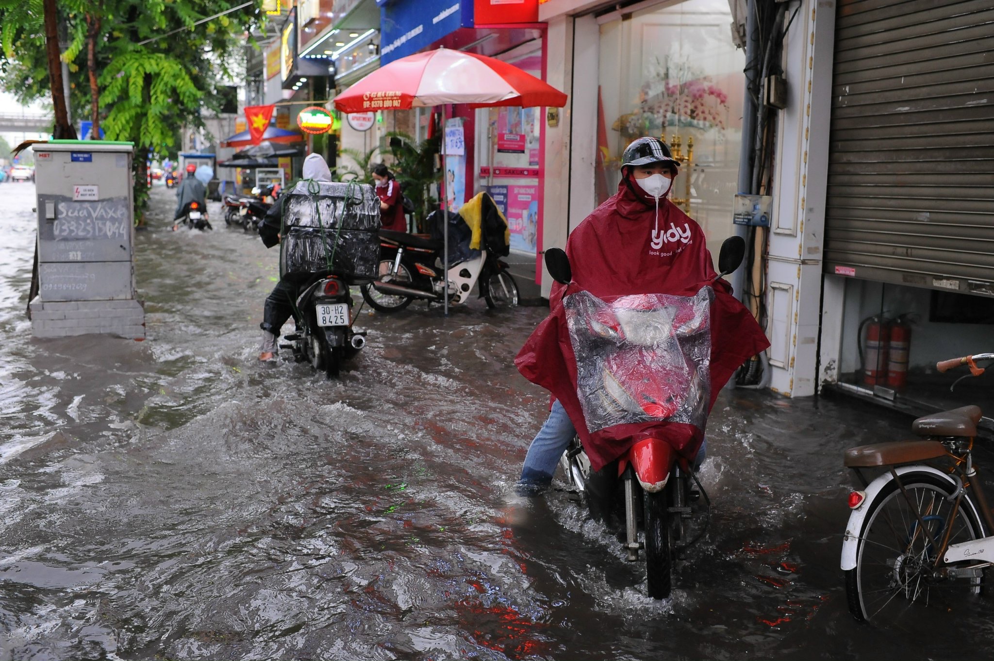 Hà Nội: Nhiều tuyến đường ngập sâu do mưa lớn, giao thông hỗn loạn giờ cao điểm sáng- Ảnh 14.