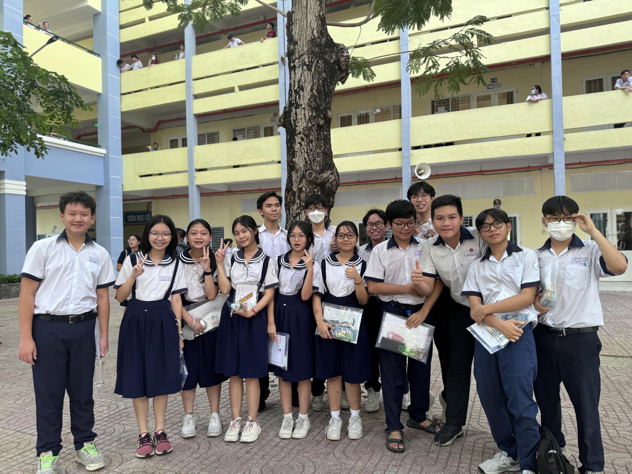Gặp tai nạn trên đường, thí sinh được CSGT hộ tống đến điểm thi- Ảnh 3. Gặp tai nạn trên đường, thí sinh được CSGT hộ tống đến điểm thi- Ảnh 3.
