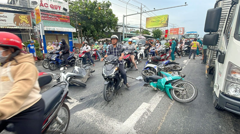 Hiện trường vụ tai nạn giao thông trên quốc lộ 1 qua Long An.