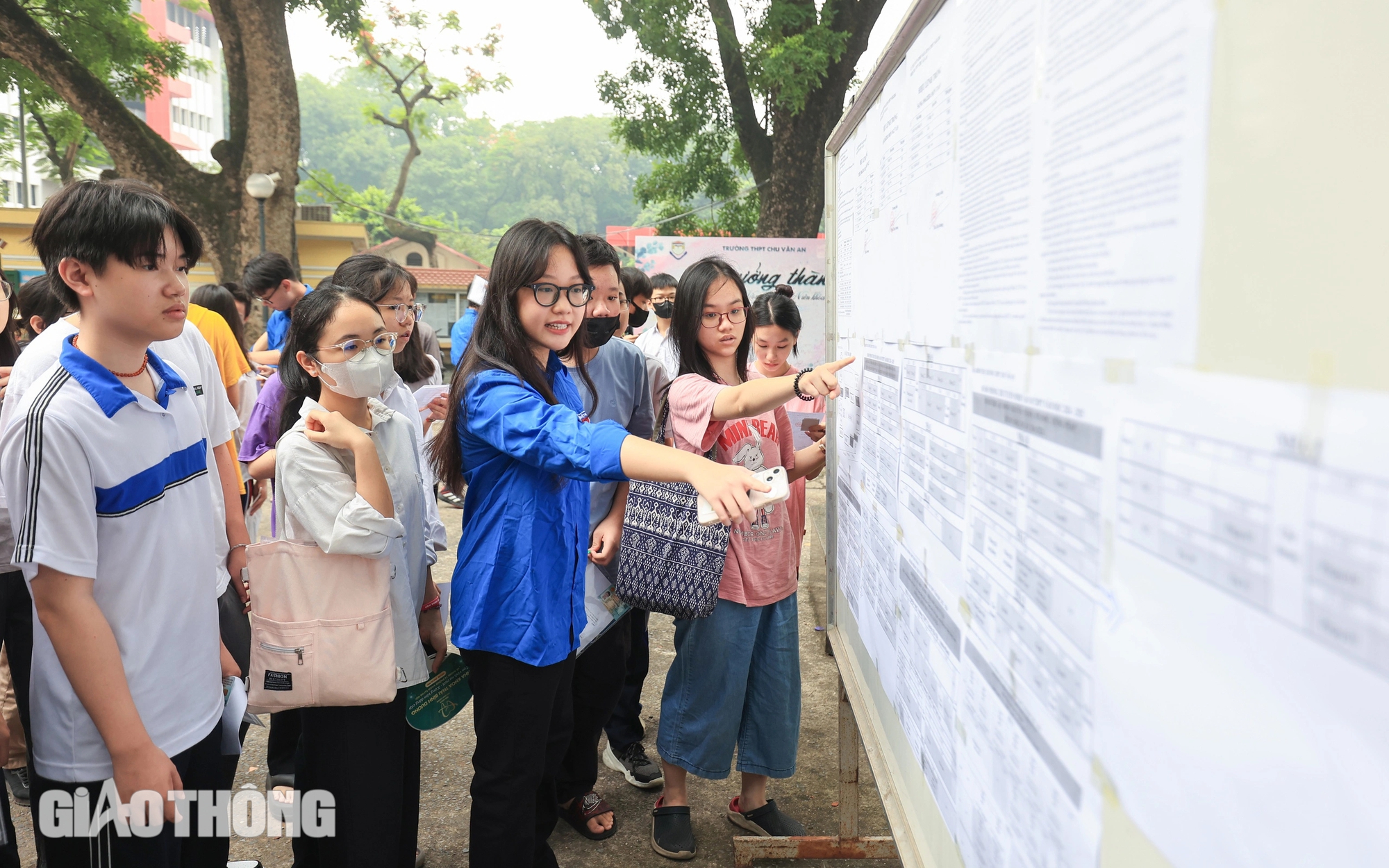 Sĩ tử Hà Nội hào hứng làm thủ tục thi vào lớp 10- Ảnh 2.