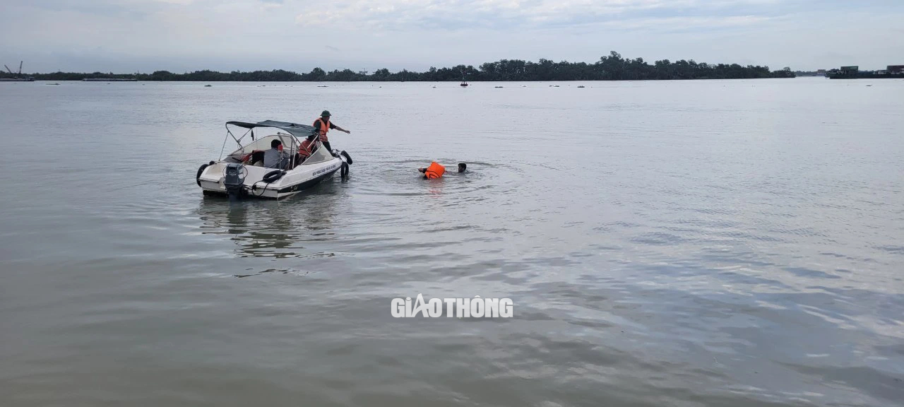 Lật vỏ lãi trên sông Đồng Nai, một người mất tích- Ảnh 1.