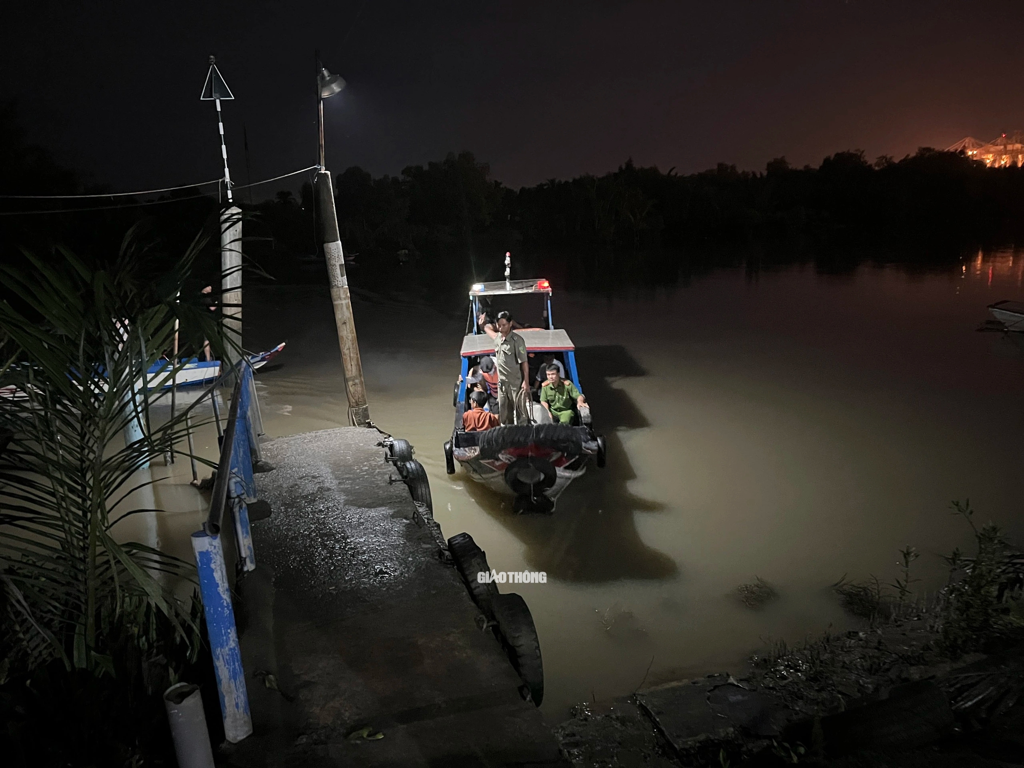 Lật vỏ lãi trên sông Đồng Nai, một người mất tích- Ảnh 2.