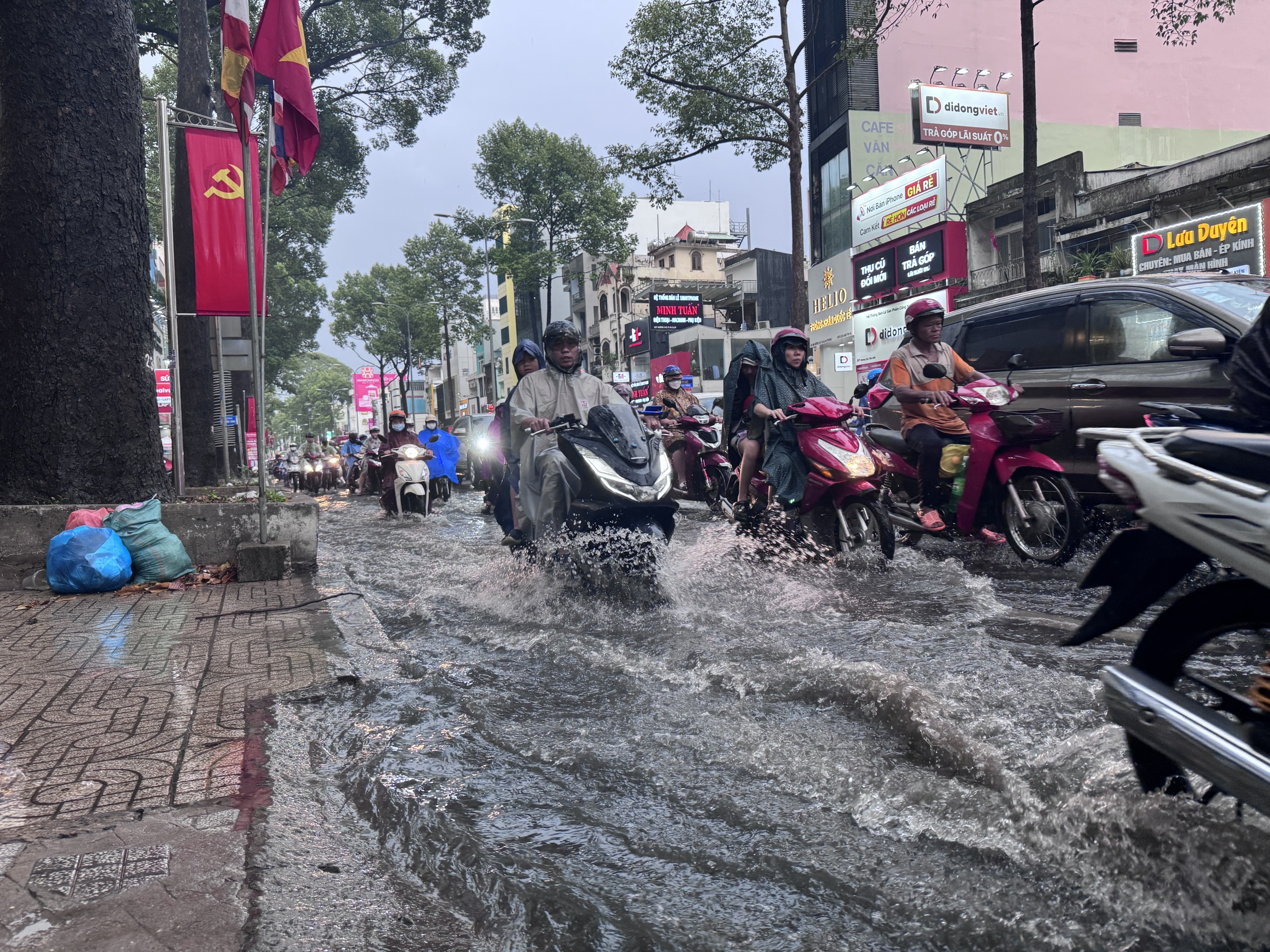 Trời TP.HCM mù mịt trong mưa lớn, xe cộ "bơi" trên đường- Ảnh 2.