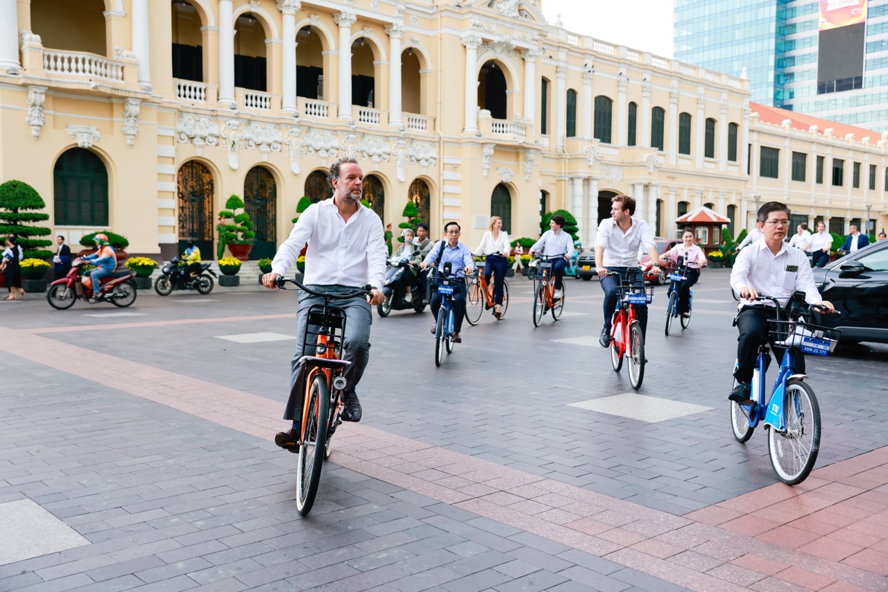 Lãnh đạo TP.HCM và Phó thị trưởng TP Rotterdam đạp xe quanh phố Nguyễn Huệ- Ảnh 7.