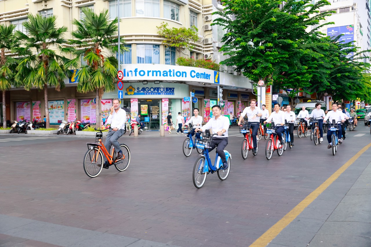 Lãnh đạo TP.HCM và Phó thị trưởng TP Rotterdam đạp xe quanh phố Nguyễn Huệ- Ảnh 5.